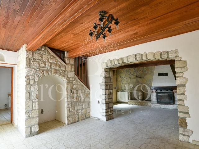 Maison à rénover au coeur d'un grand corps de ferme au calme. 141m² Visan