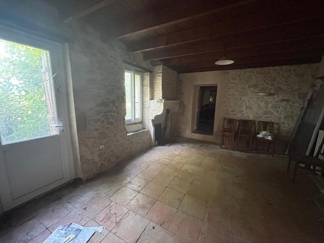 Maison à rénover avec 4 chambres sur un terrain de 628 m2 150m² Sauveterre de Guyenne