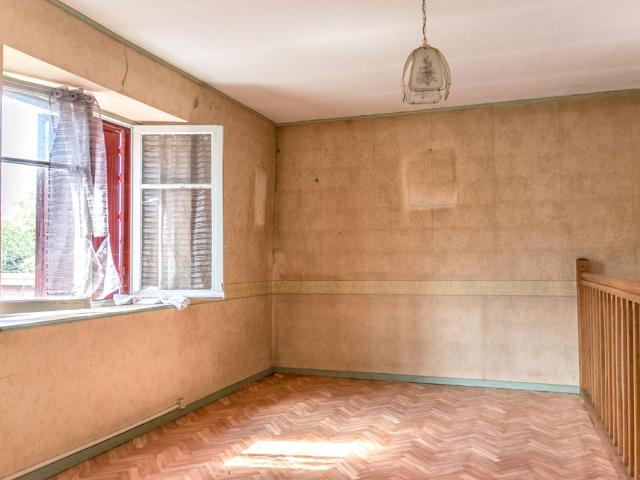 Maison à rénover avec beau potentiel sur terrain de plus de 8 ares