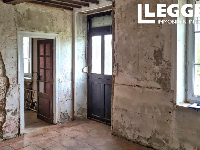 Maison à rénover avec garage et jardin, fort potentiel