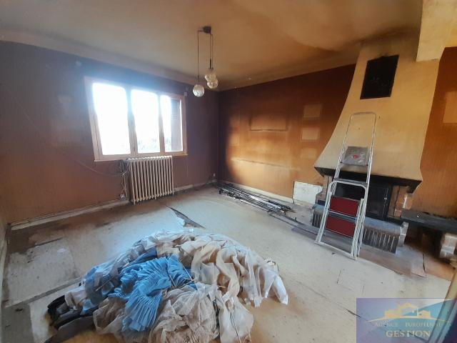 Maison à rénover avec garage et terrain