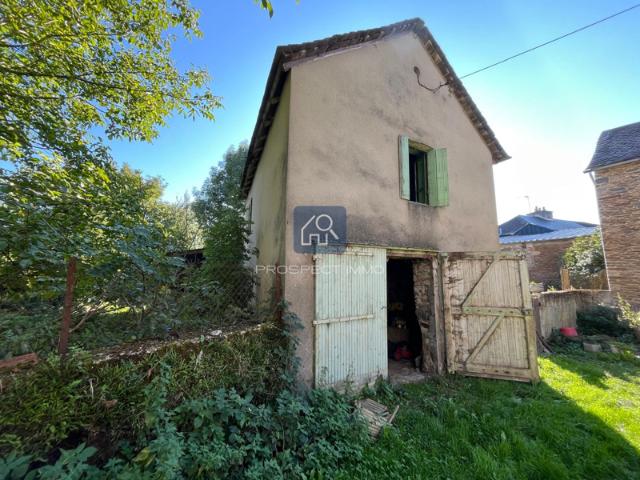 Maison à rénover avec garage et terrasse