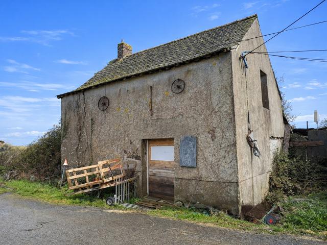Maison à rénover avec grand terrain et dépendance