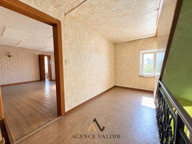 Maison à rénover avec grange, deux garages et une écurie