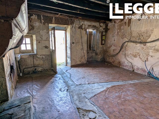 Maison à rénover avec granges attenantes pouvant être aménagées