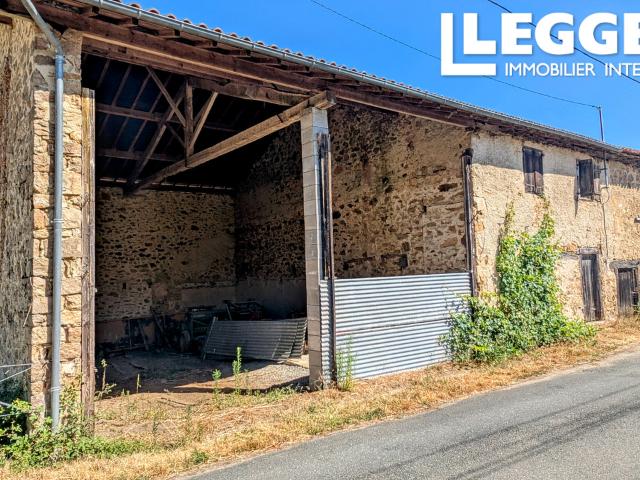 Maison à rénover avec dépendances et terrain – Fort potentiel
