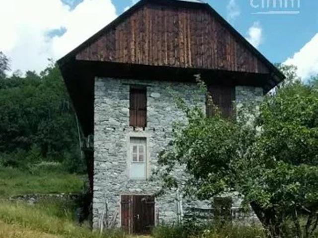 Maison à rénover avec sous sol, grange et terrain