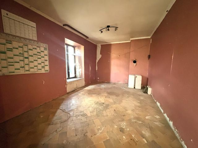 Maison à rénover avec toiture en bon état