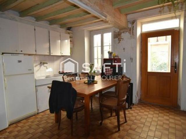 Maison à rénover avec terrain et potentiel