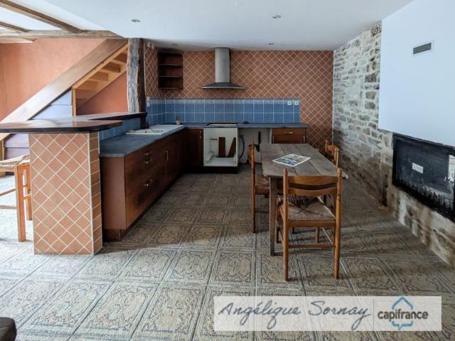 Maison à rénover avec terrasse, garage et parking et terrain à proximité SAINT JULIEN 39