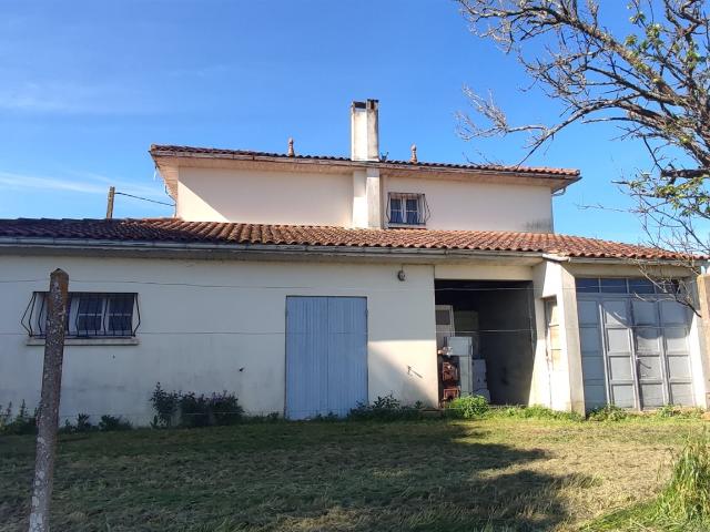Maison à rénover et dépendances, terrain supplémentaire non. 120m² Chenac Saint Seurin d'Uzet