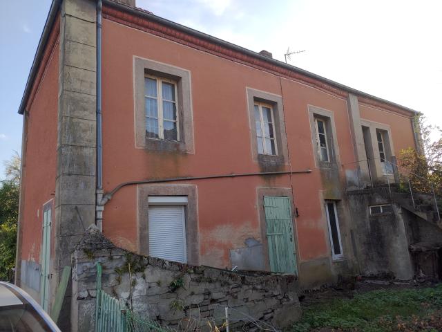 MAISON A RENOVER énorme potentiel exposition sud possibilité de chambres d'hotes reliée au tout à légout