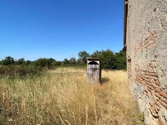 Maison à rénover entièrement avec grange dans un hameau calme à 10 min de Varennes sur Allier