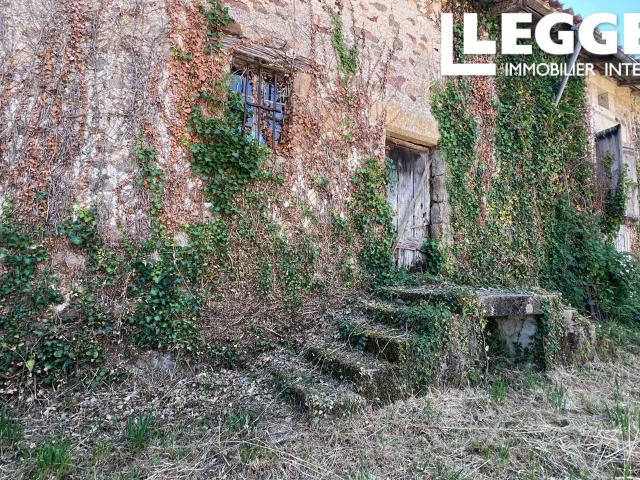 Maison à rénover entièrement avec jardin. Hameau rural paisible, à 5 km boulangerie et bar Périgord Vert