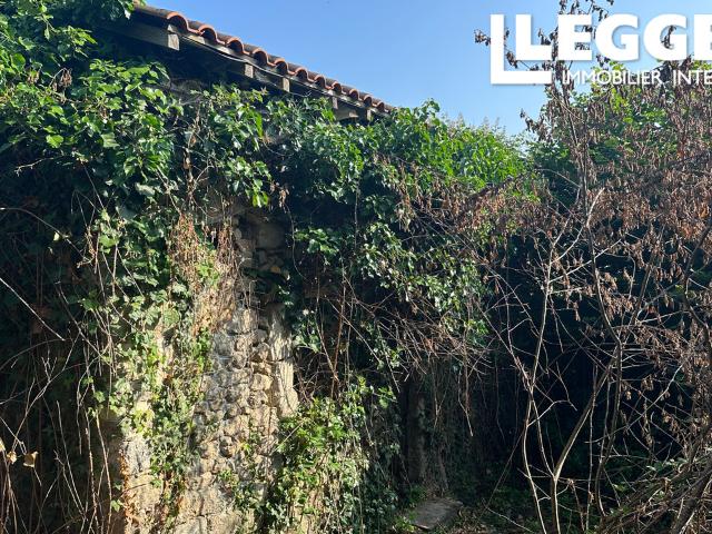 Maison à rénover entièrement avec petit jardin à proximité du village populaire de SAINT SAUD LACOUSSIÈRE