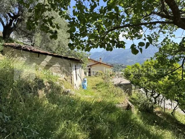 MAISON A RENOVER ENTIEREMENT AVEC TERRAIN PROCHE MENTON