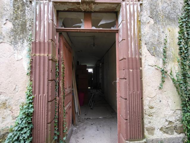 Maison à rénover sur beau terrain