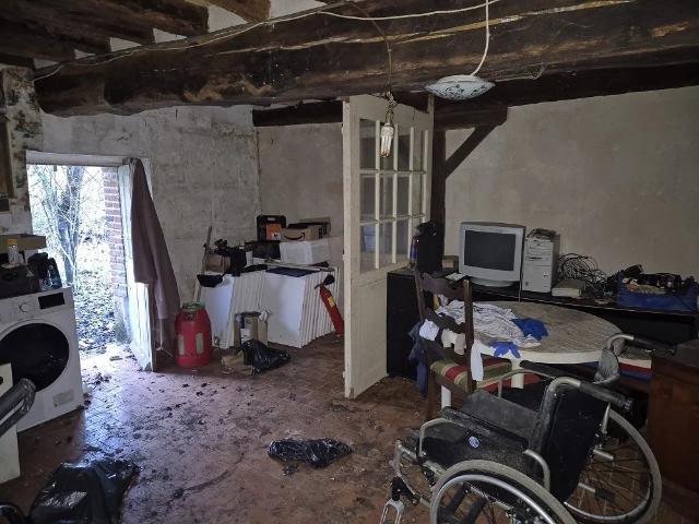 Maison à rénover, terrain et dépendance
