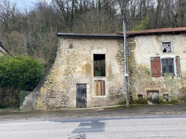 Maison à refaire completement, avec un terrain plat sur le cote