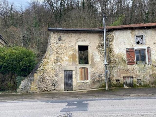 maison à refaire completement, avec un terrain plat sur le cote