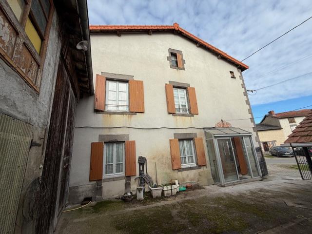 Maison à restaurer avec jardin, grange et remises