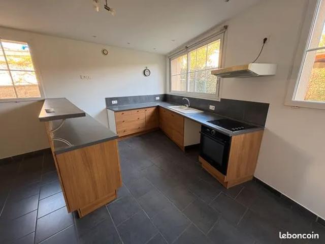 MAISON ancienne, 150 m2, 3 chambres, rénovée, climatisée, dans hameau calme