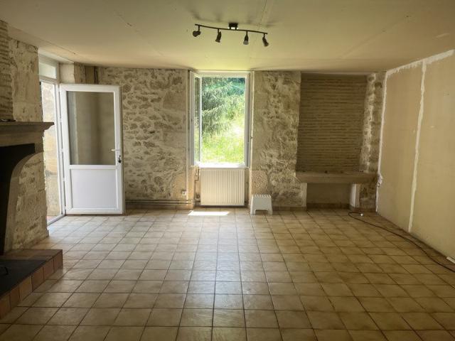 Maison ancienne 245 M2 avec dépendances sur 2593 M2