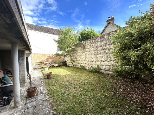 Maison ancienne 5 pièces 112 m² avec jardin et terrasse au cœur de Gommecourt