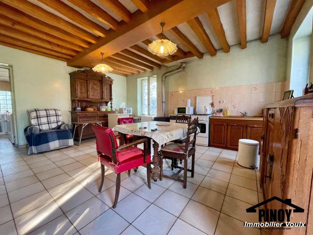 Ensemble immobilier comprenant une maison ancienne, grange de 95 m2 et terrain constructible: un bien rare