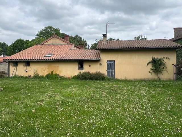Maison ancienne au coeur d un village à proximité de Vic en. 190m² Vic En Bigorre