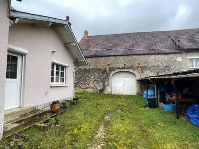 Maison ancienne avec une belle grange et un terrain de 1300 m2 à BUNCEY !