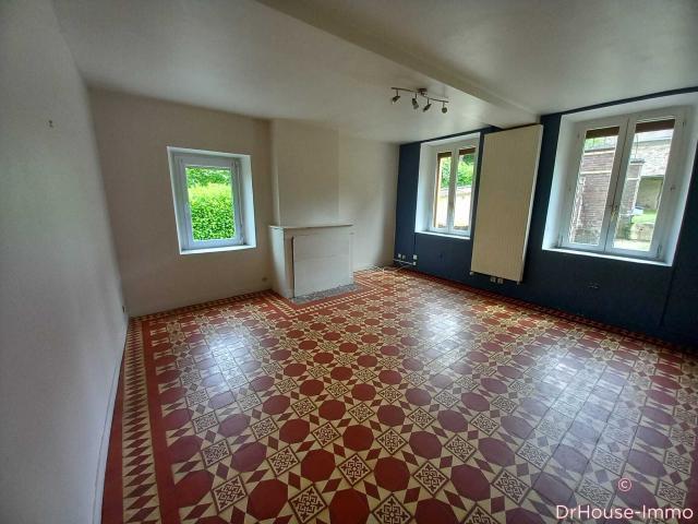 Maison ancienne avec vie de plain pied, 4 chambres, dépendances et grand terrain 15 min Vernon / A13