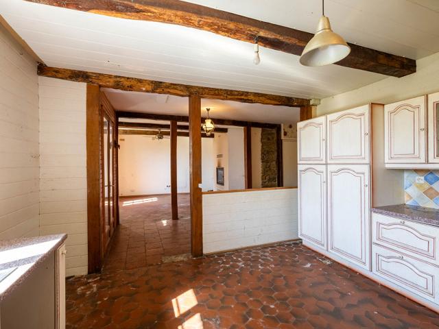 Maison ancienne avec vue sur les collines