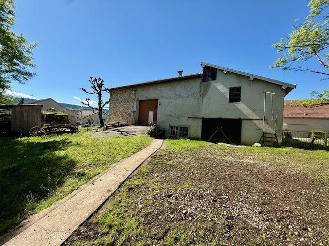 Maison ancienne avec de nombreuses annexes sur un terrain de. 131m² La Sommette