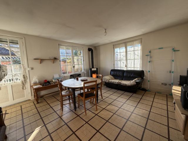Maison ancienne avec grand terrain et beau potentiel d'agran