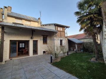 Maison ancienne de 132 m2 habitables sur jardin de curé de 1