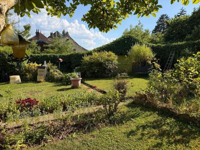 Maison ancienne de 148 m2, 2 ch, bureau, garage et jardin