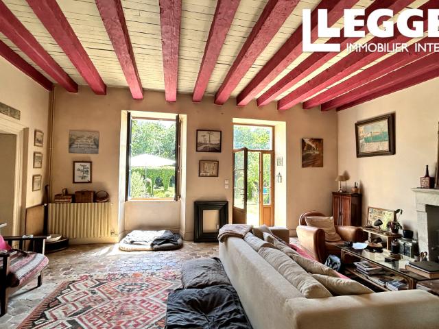 Maison ancienne du 18ème de 274,49m² avec piscine, 5 chambres, dépendances, sur un terrain de un héctare