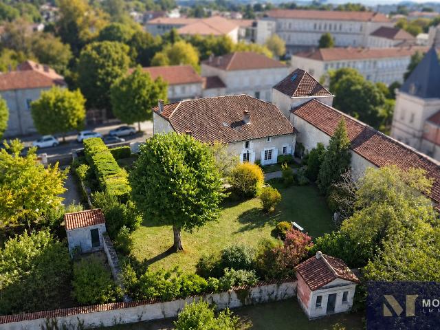Maison Ancienne En Coeur De Ville Avec Jardin Et Garage 295m² Barbezieux Saint Hilaire