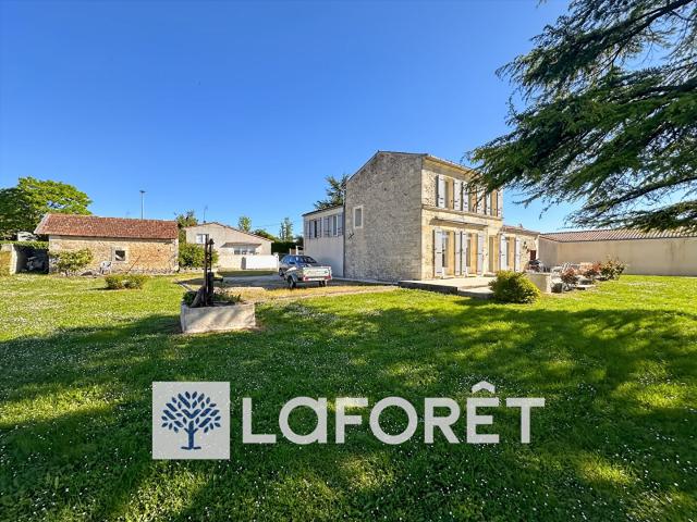 Maison ancienne en pierre avec dépendance et terrain 1400 m². 112m² Gémozac