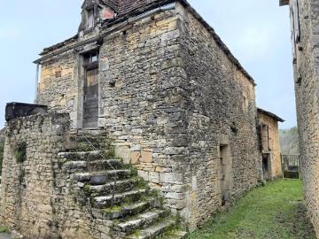 Maison ancienne en pierre avec jardinet