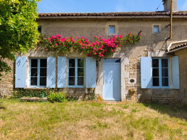 Maison Ancienne école à rénover acces rapide N10 ANGOULEME POITIERS