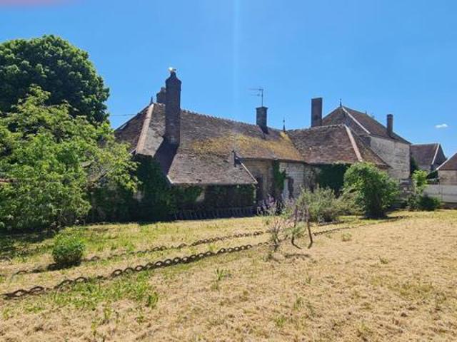 Maison ancienne et ses nombreuses dépendances