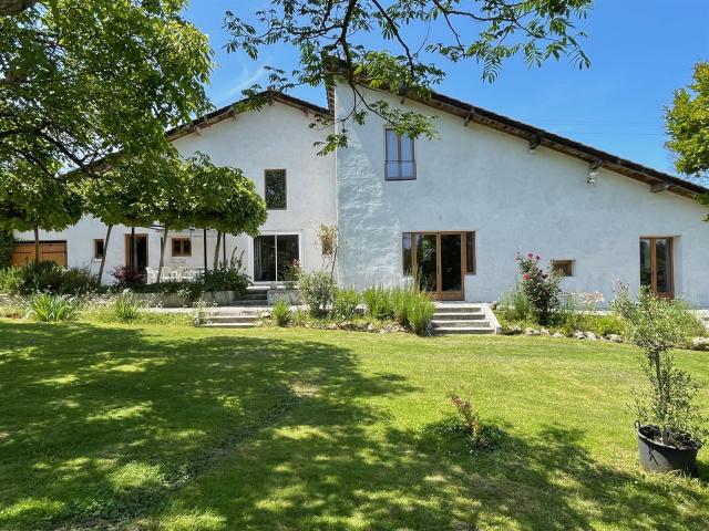 Maison ancienne superbement rénovée 255 m2 sur terrain 3111. 255m² Nousse