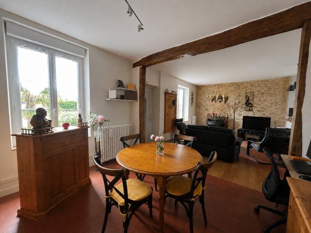 Maison ancienne rénovée avec cave, atelier, jardin