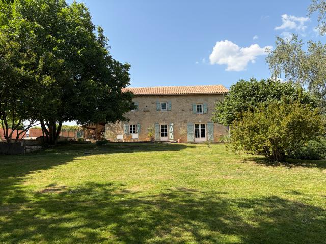 Maison ancienne rénovée avec piscine