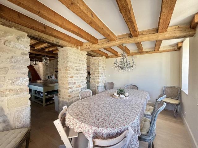 Maison ancienne rénovée, élevée sur cave d'environ 139 m² ha. 139m² Meursault