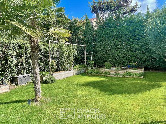 Maison années 50 avec jardin et double garage