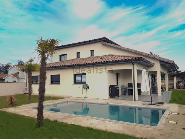 Maison, Anneyron