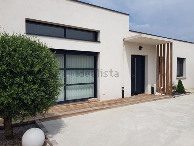 Maison, Anneyron